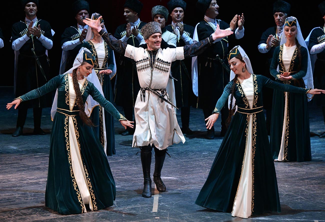 Народен ансамбли за песни и танци настапува на свеченоста посветена на 10-годишнината од признавањето на независноста на Абхазија од страна на Руската Федерација, Апхаски државен драмски театар во Сухуми.

