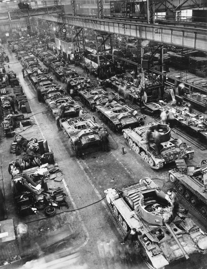 Tanques Valentine en la línea de montaje en la fábrica de tanques de Elswick Works, Newcastle upon Tyne, 28 de septiembre de 1942.