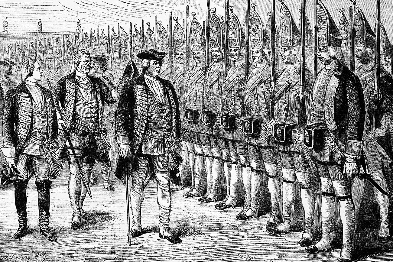 Кралот на Прусија Фридрих Вилхелм Први на смотра на својата висока гарда позната како „Големи гренадири на Потсдам“, иако мнозинството ги нарекувало „Потсдамски гренадири“ или „Потсдамски џинови“.