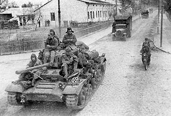 Tanque Valentine Mk. IX del Ejército Rojo en una carretera de la RSS de ucraniana .Batalla del Dniéper, invierno de 1943