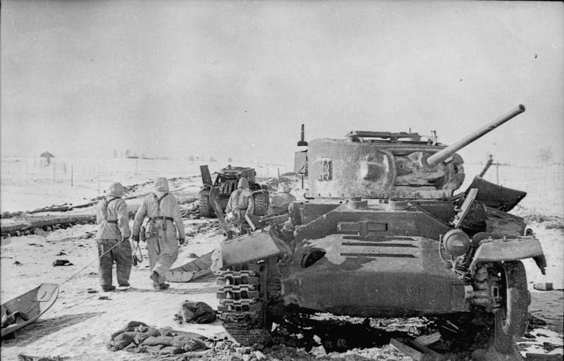 Finales de 1944. Tropas alemanas pasan junto a un Valentine destruido