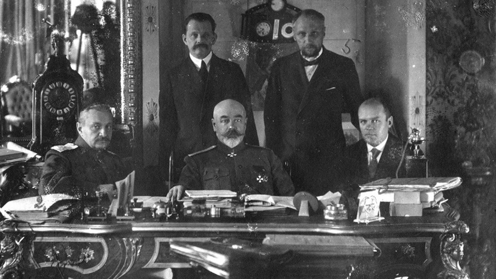 Ljeto 1919, Taganrog. Zdesna nalijevo: general I. P. Romanovski, general A. I. Denikin, K. N. Sokolov. Stoje: N. I. Astrov, N. V. Savič.