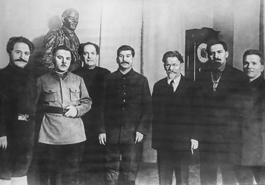 Il compleanno di Joseph Stalin. Nella foto, da sinistra: Sergo Ordzhonikidze, Kliment Voroshilov, Valerian Kuybyshev, Joseph Stalin, Mikhail Kalinin, Lazar Kaganovich, Sergei Kirov