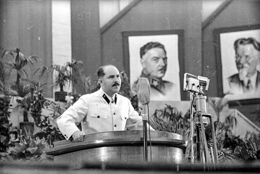 Lazar Kaganovich durante un intervento al congresso del Partito, 1938