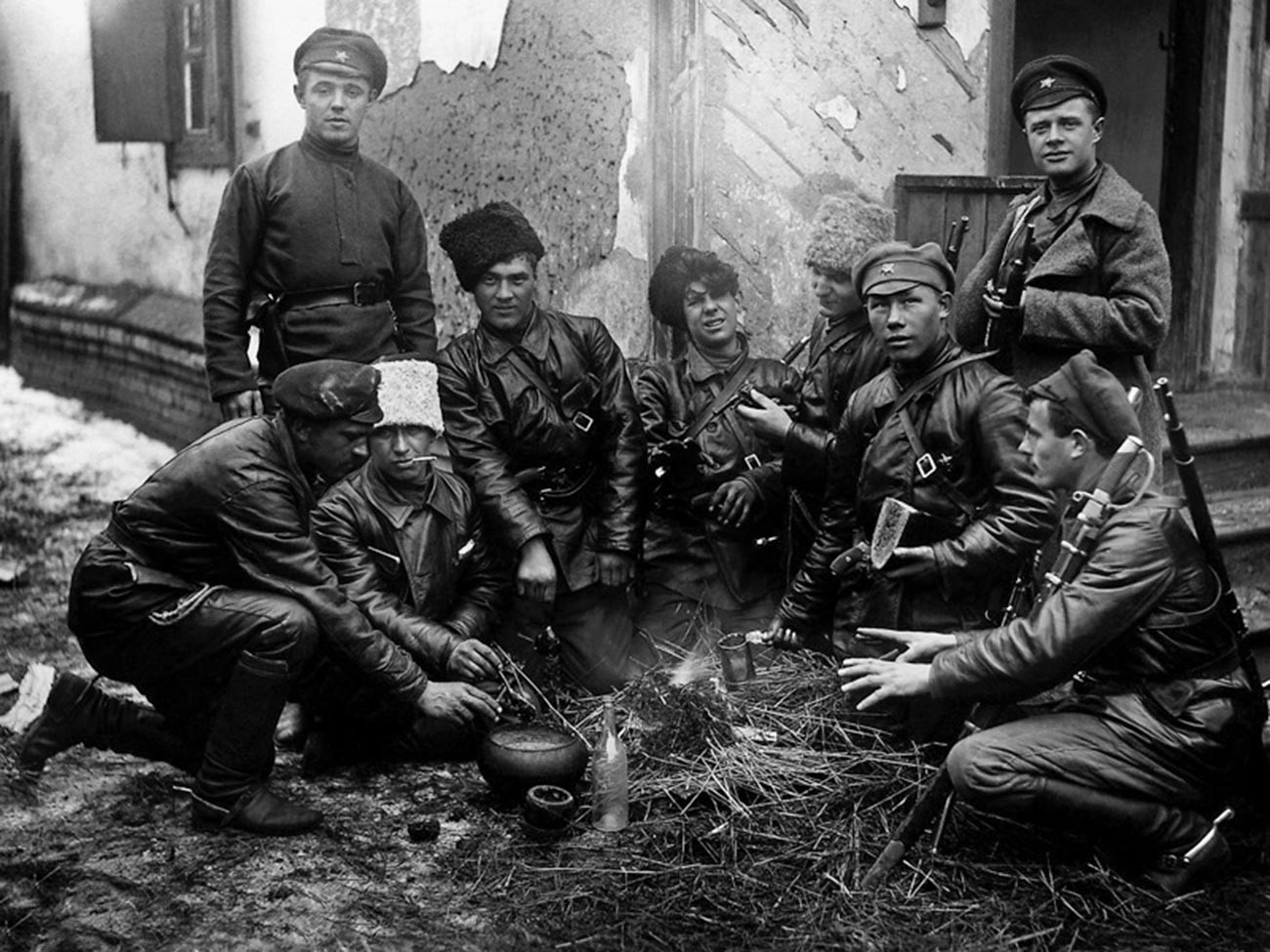 Des bolcheviks déjeunent près du feu