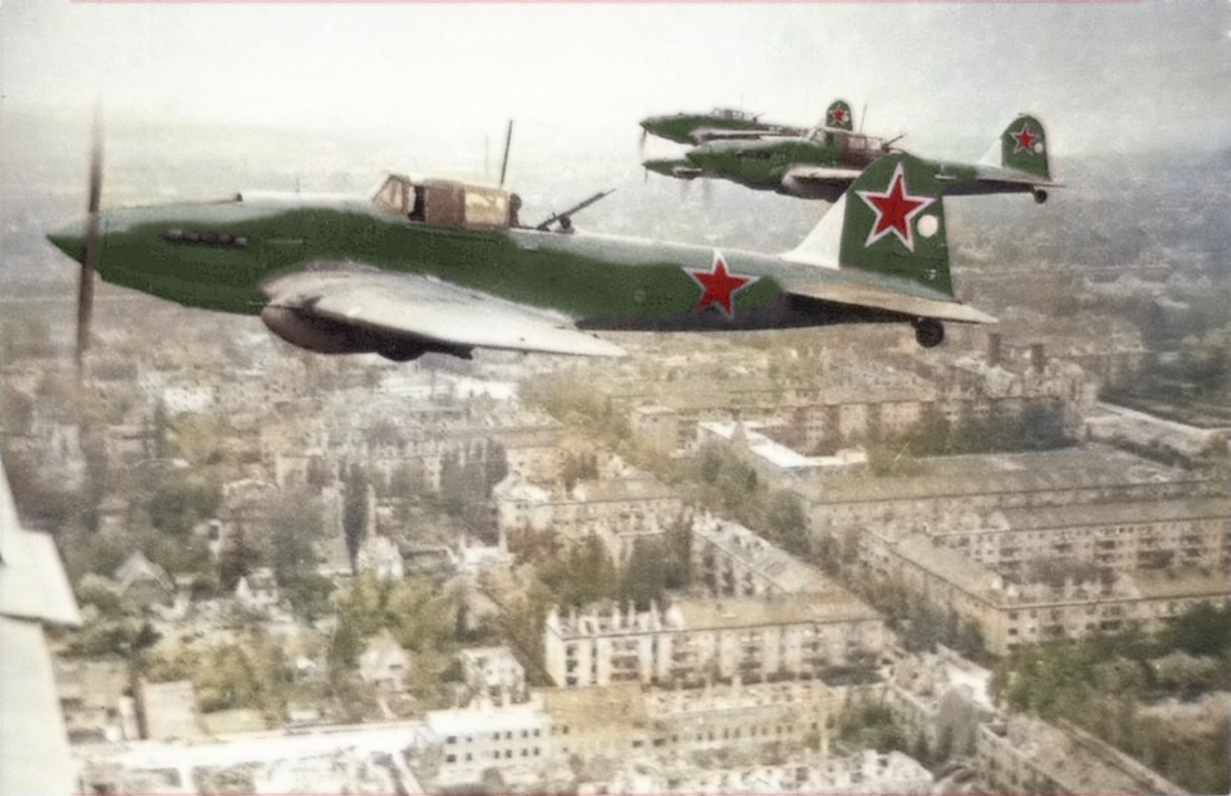 Aviones Il-2 sobrevolando Berlín en mayo de 1945. Puede observarse con claridad el puesto del ametrallador de cola.