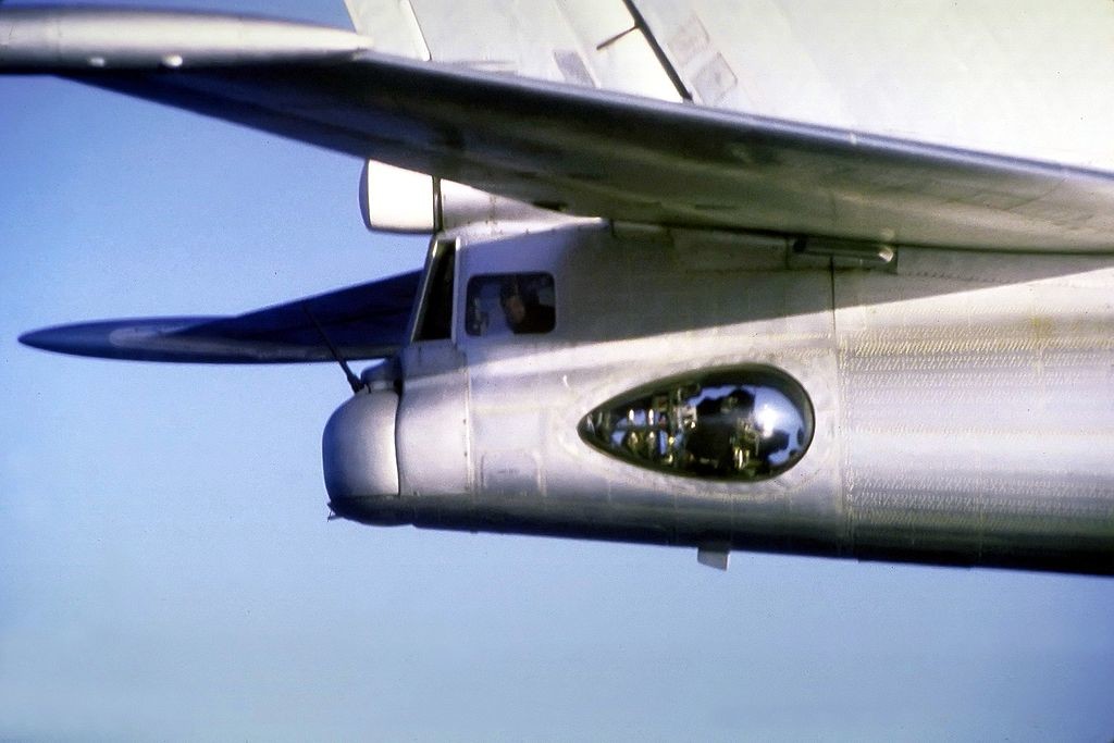 Un primer plano aire-aire de la cola de un avión Tu-95 Bear mostrando el artillero de la cola y la torreta con el arma de 23 mm.1987