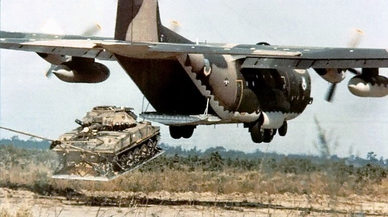 M551 Sheridan lanzado desde un C-130