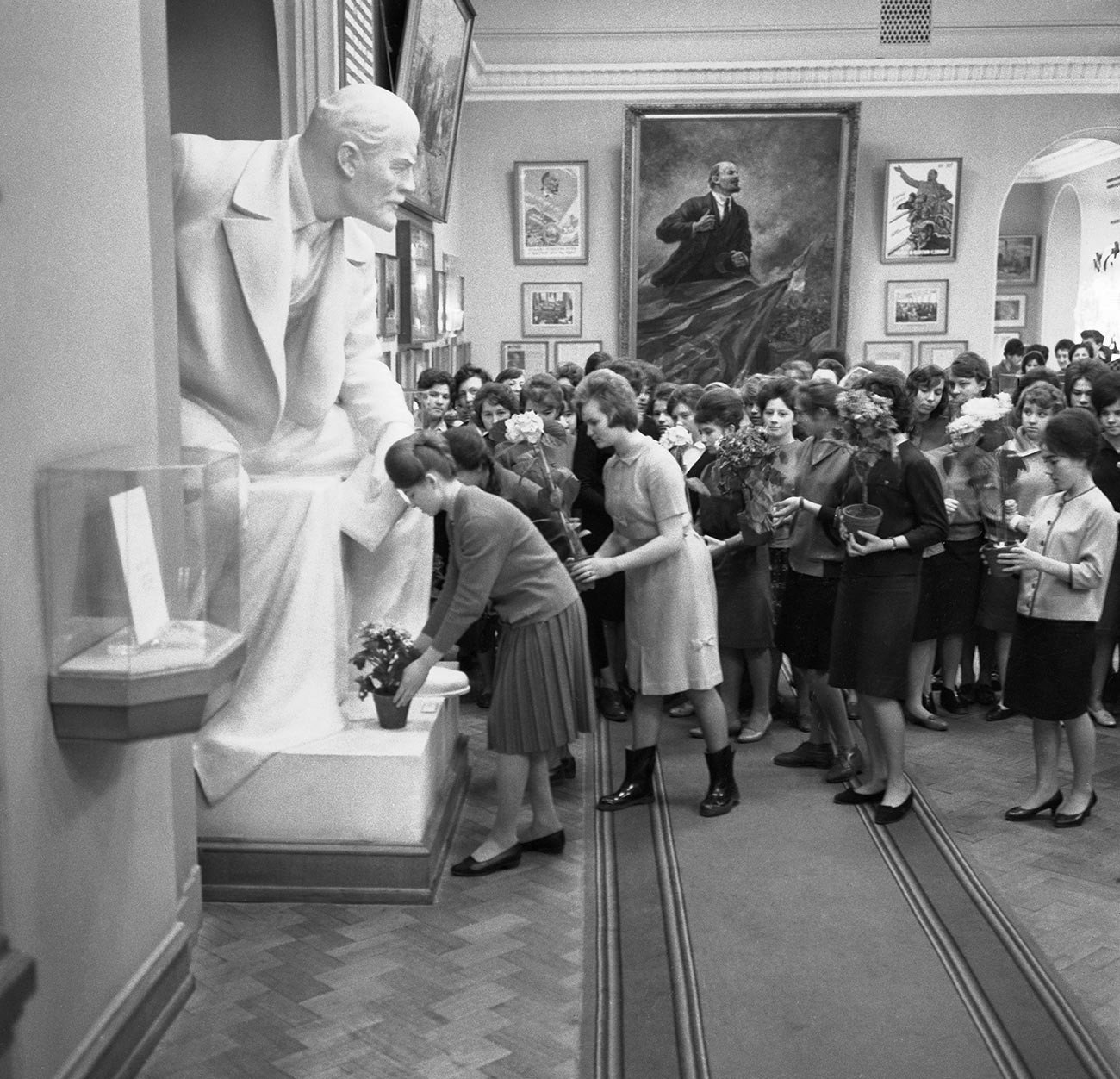 Централен музей на В.И. Ленин. Полагане на цветя на паметника в една от залите на музея.