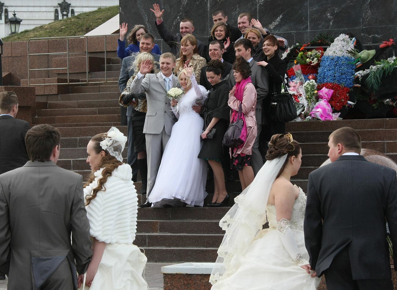 Младоженци по време на народни тържества на Поклонная гора в деня на празника на пролетта Красная Горка.