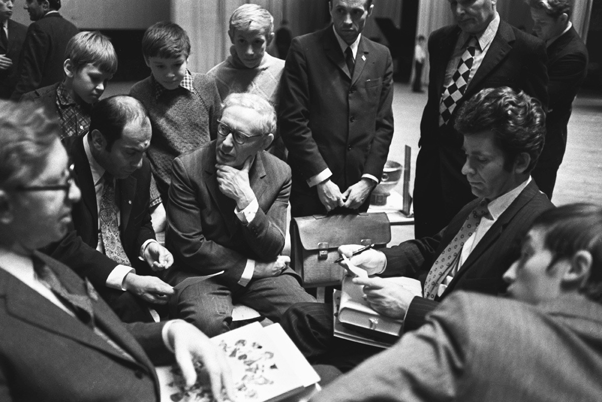 Vasilij Smislov, Mihail Talj, Mihail Botvinnik, Boris Spaski i Anatolij Karpov (slijeva nadesno) raspravljaju o šahovskoj partiji.

