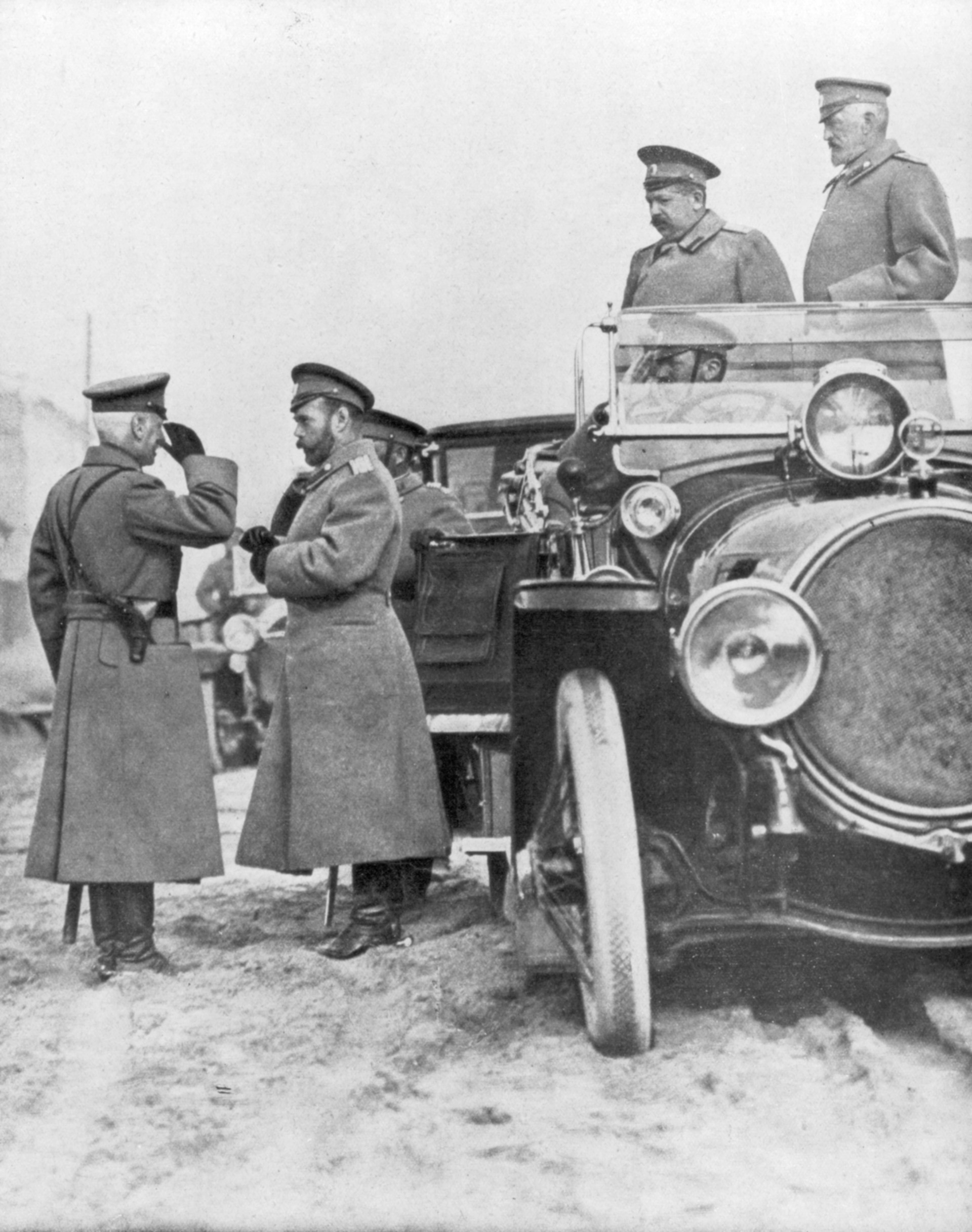 Le tsar Nicolas II visitant le Front russe, en mai 1915