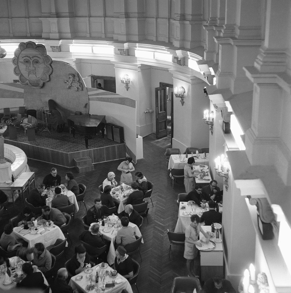 レストラン「スラビャンスキー・バザル」にて、1968年