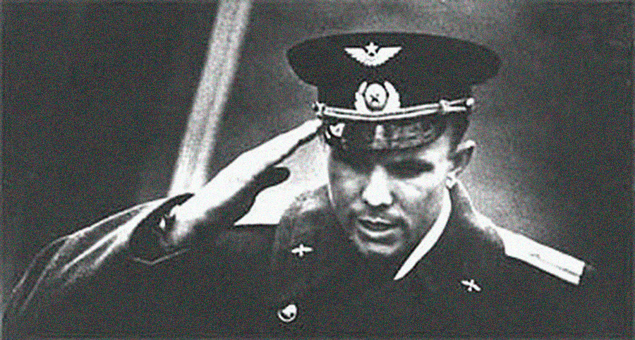  Гагарин подноси рапорт после лета у космос.