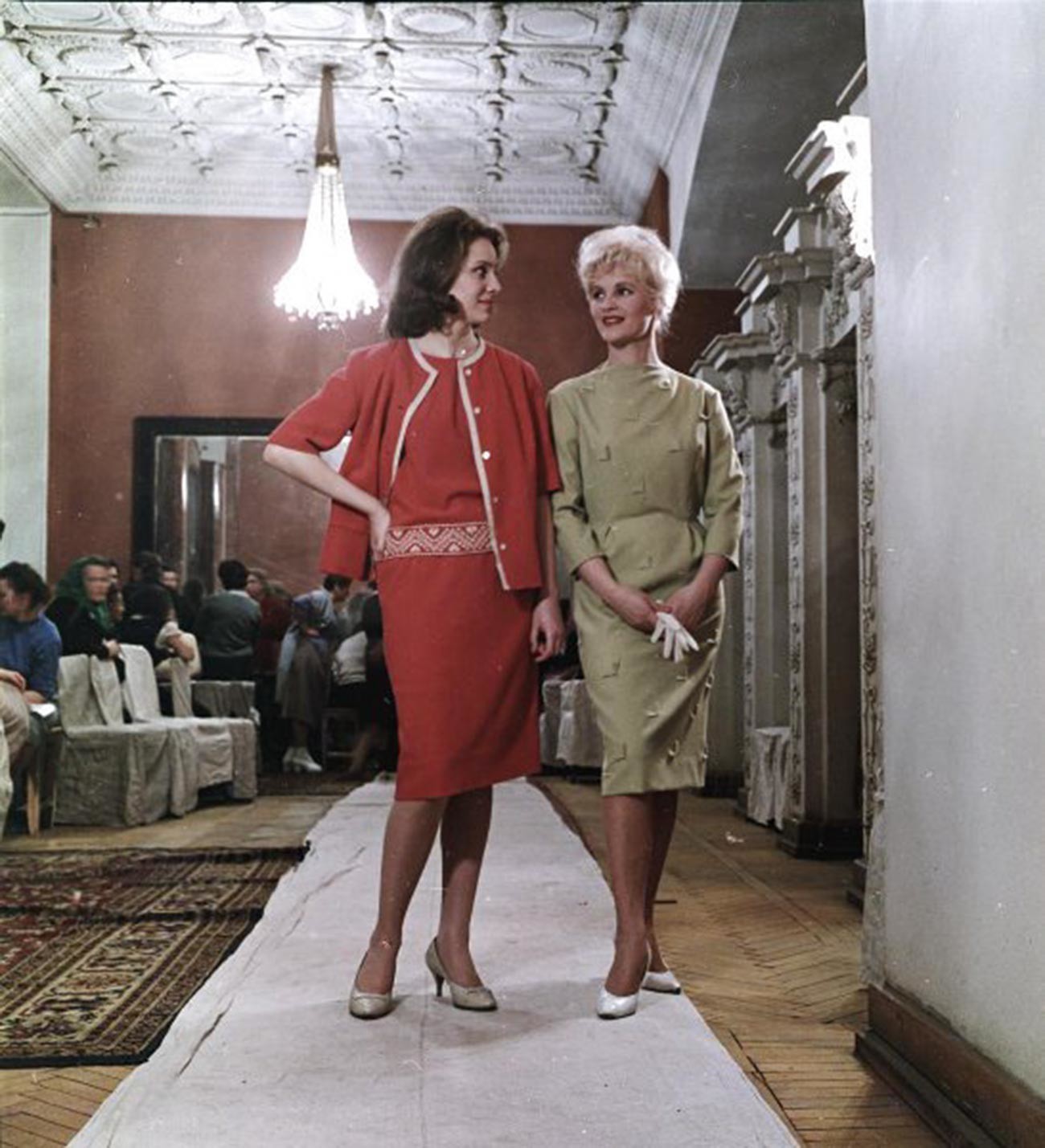 Démonstration de modèles de vêtements pour femmes (1955-1963)