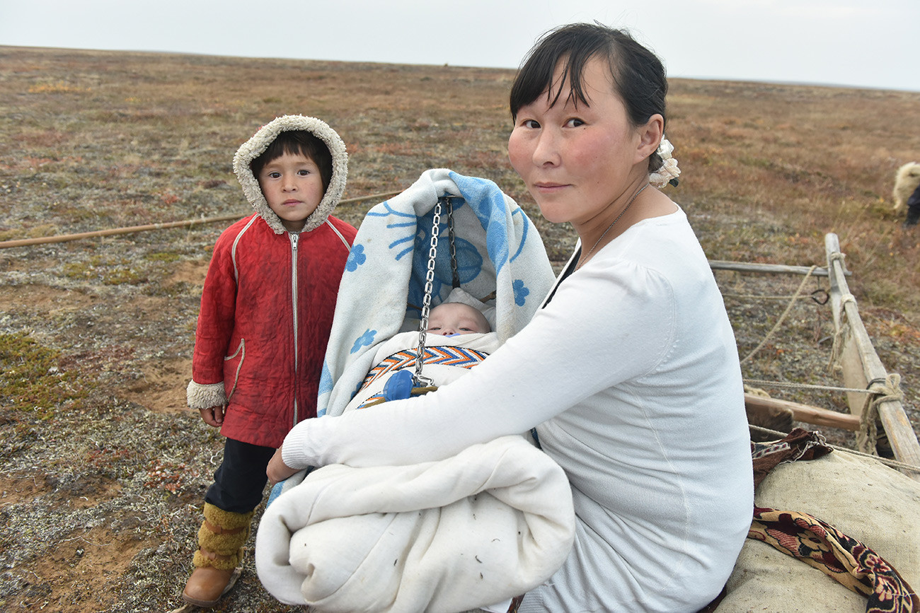 Wanita Nenets dengan anak-anaknya.