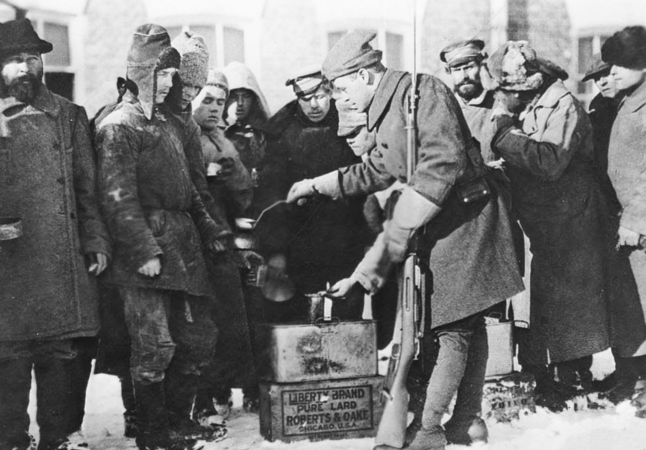 Un soldat américain distribue de la nourriture aux prisonniers, en janvier 1919.