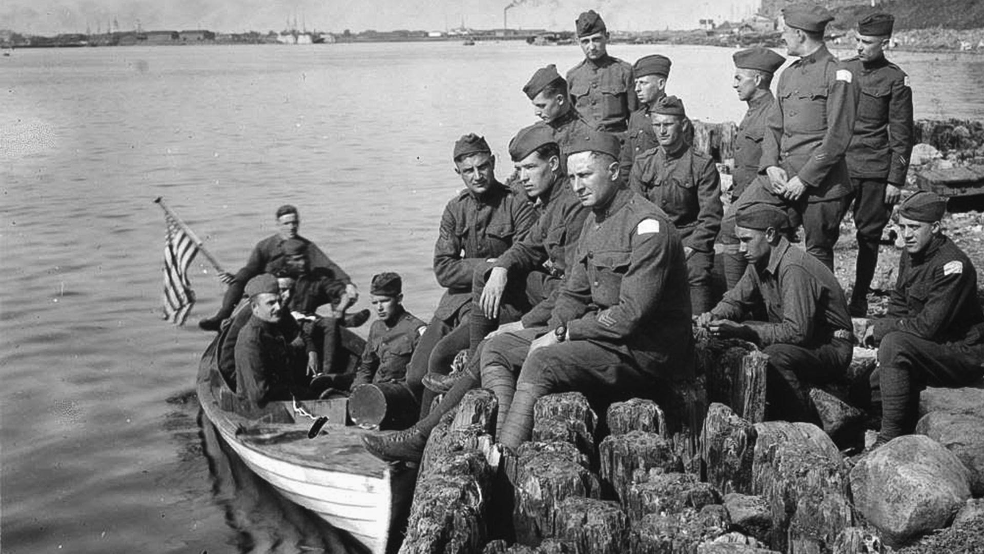 Des soldats américains attendent le bateau qui les reconduira aux pays, en été 1919.
