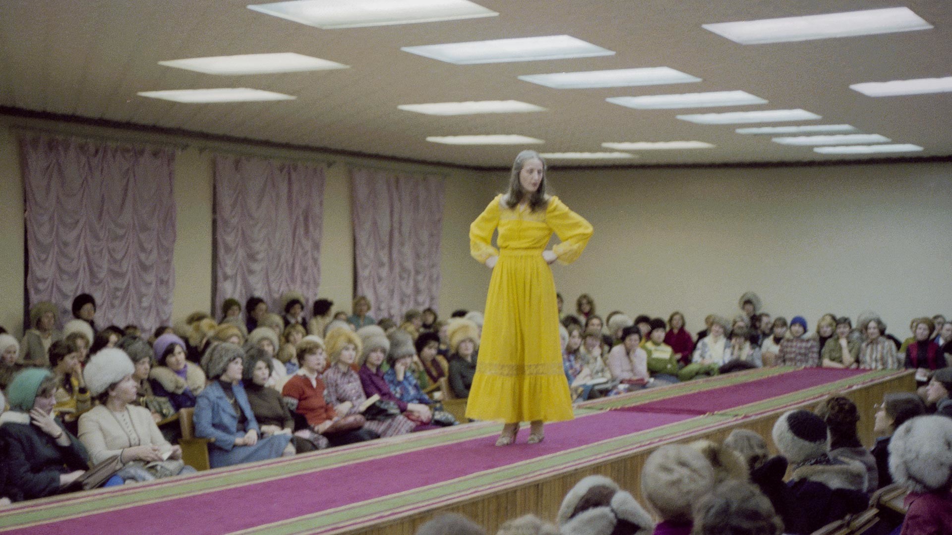 チュメニ・ファッション・ハウスのホールで行われた新コレクション「春80」のショー、1980年