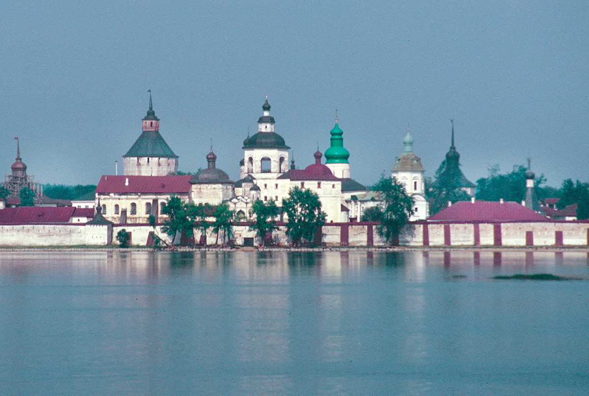 Kirillov. Monastère Saint-Cyrille-Belozersk, vue sud sur le lac de Sivere. Au centre avec coupole verte : cathédrale de la Dormition. Au bout à droite : infirmerie et église Saint-Euthyme.