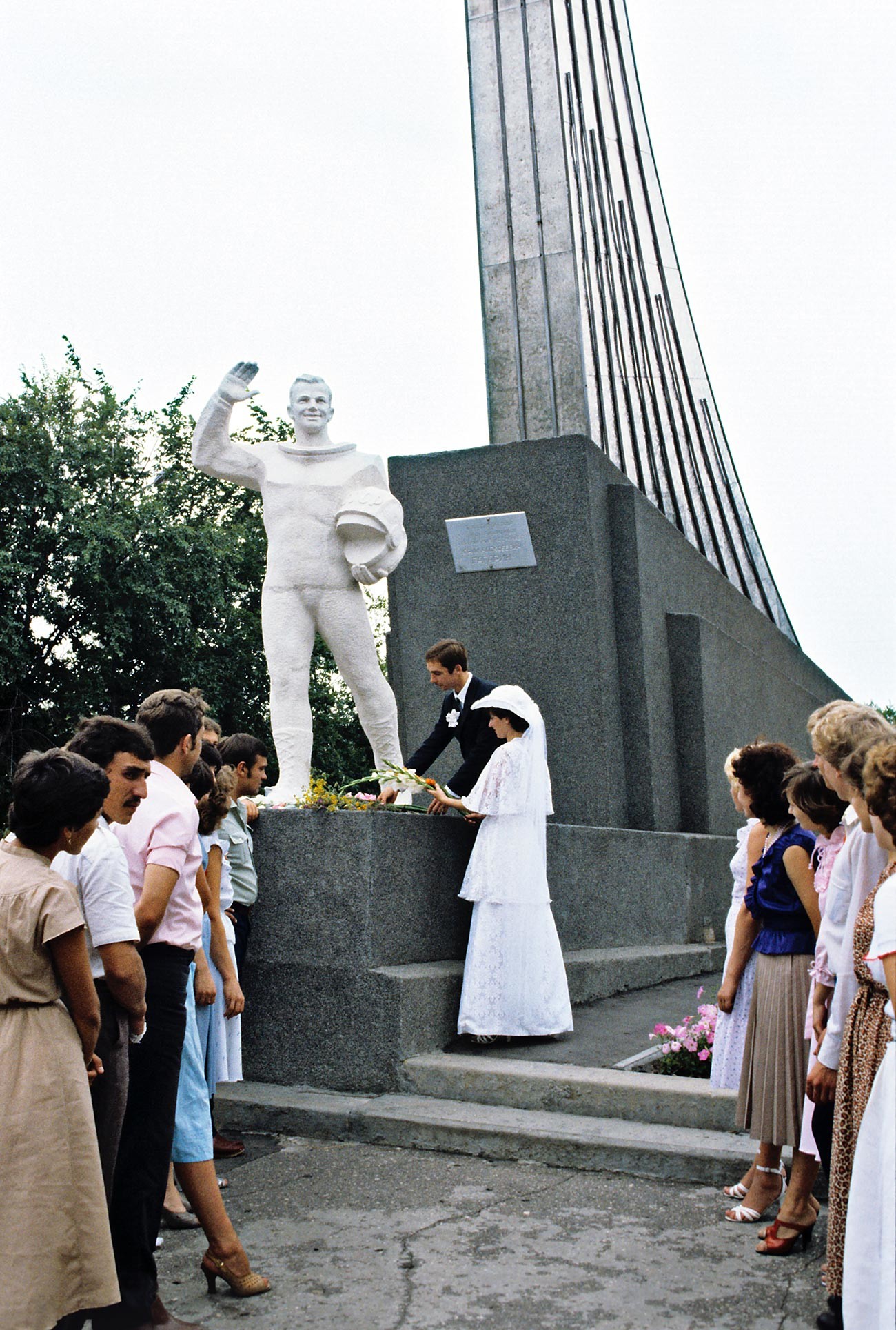 Крај споменика Гагарину