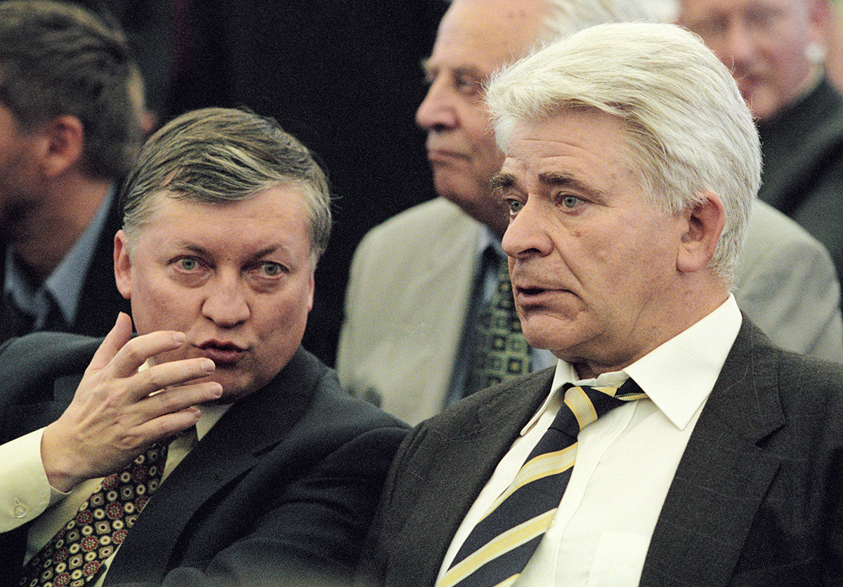  Анатолий Карпов (ляво) и Борис Спаски (дясно)