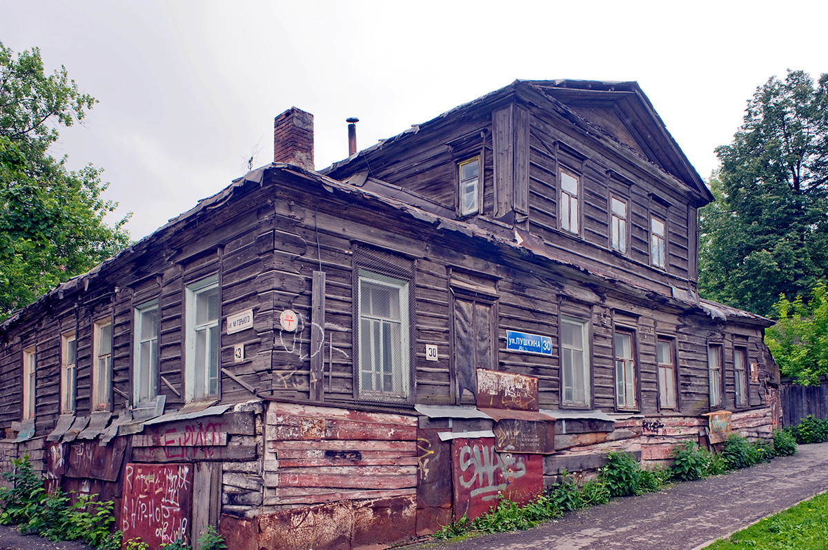 19th-century wooden house (log structure with plank siding) at corner of Pushkin & Gorky Streets. June 15, 2014  