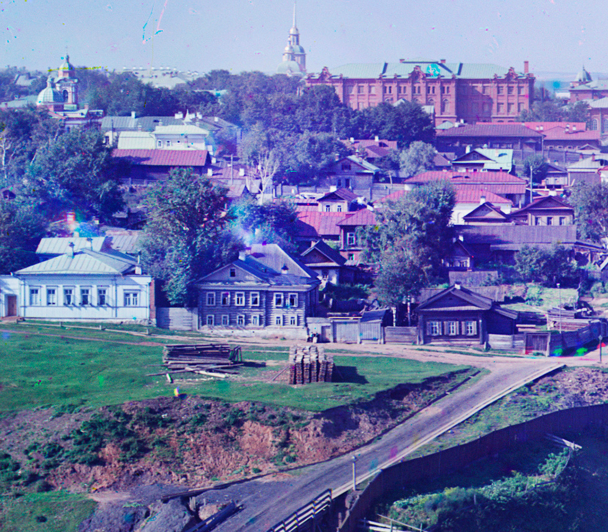 Perm. View west from City Hillocks. Wooden houses of various sizes & designs. Far left: Intercession (now Lenin) Street with Church of Nativity of the Virgin. Summer 1909