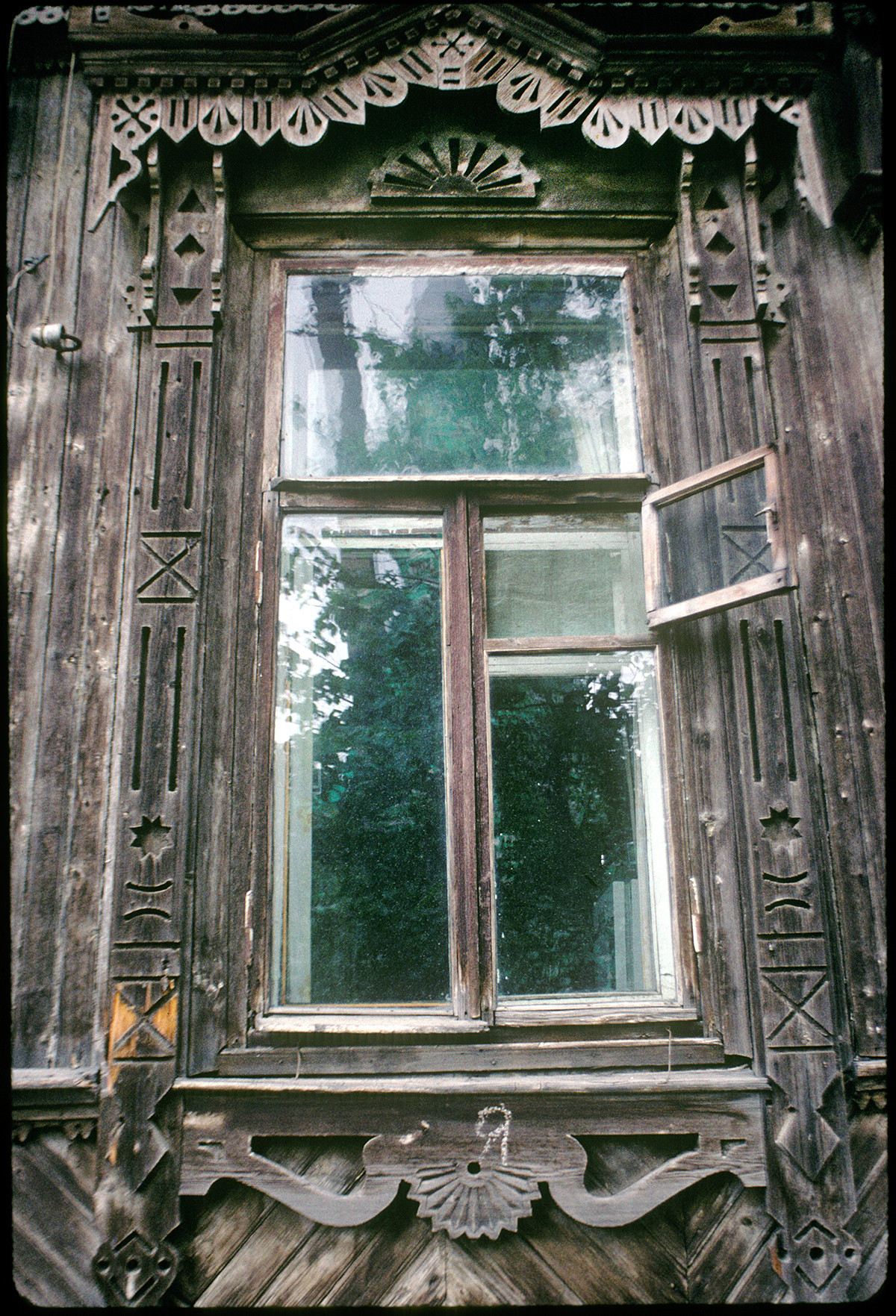 Wooden house, Monastery Street 26. Window with decorative surround. August 23, 1999 