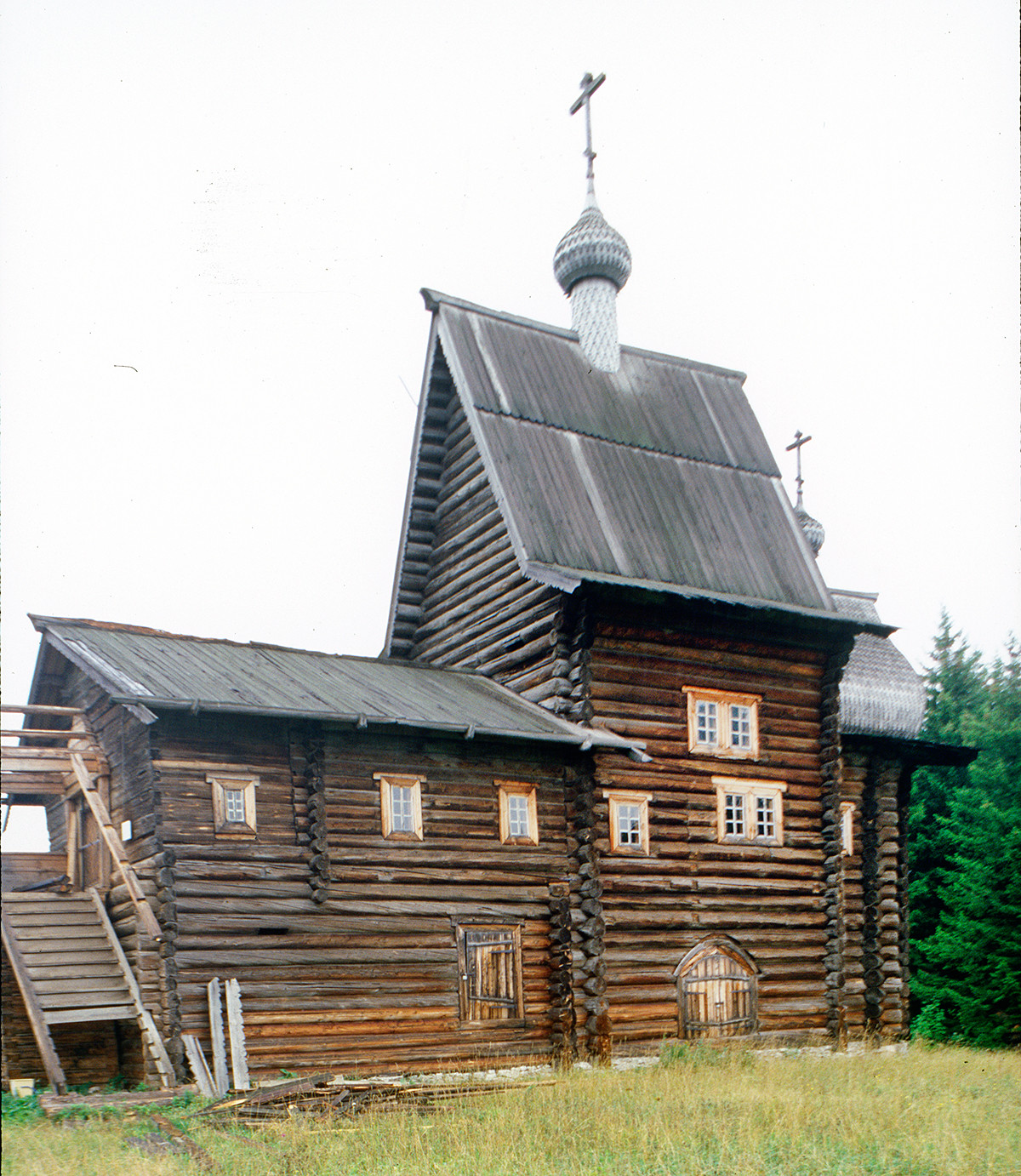 Khokhlovka. Log Church of Nativity of the Virgin (1694), originally at the village of Tokhtarevo. August 22, 1999 