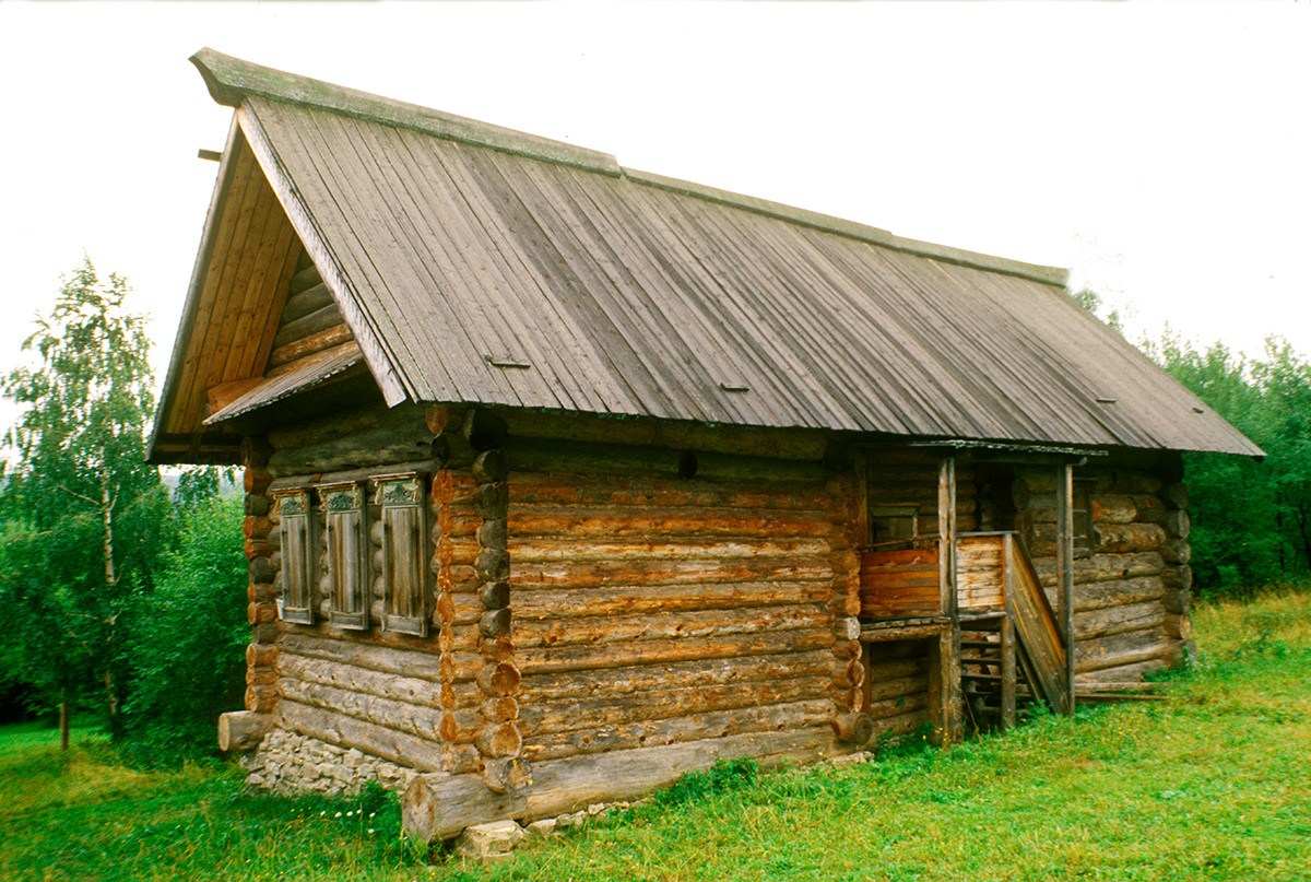 Khokhlovka. Log house originally built in late 19th century by peasant Ivan Igoshev at Gribani village. August 22, 1999 