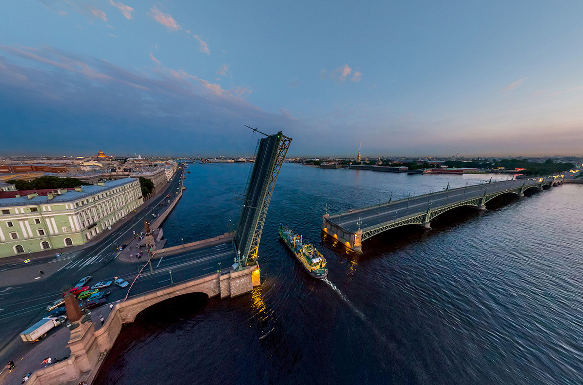 Saint-Pétersbourg – Pont des Nouvelles Écuries 
