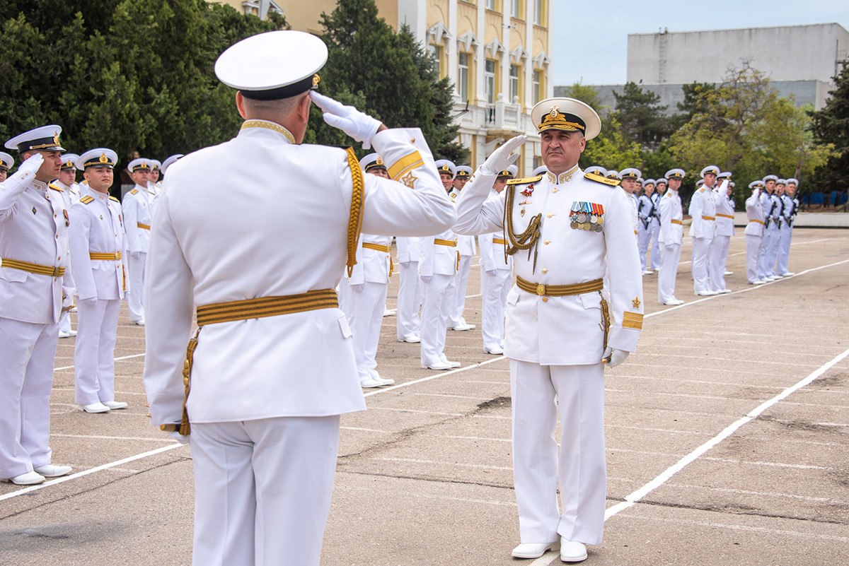 Poveljnik Črnomorske flote viceadmiral Igor Osipov pozdravlja načelnika Črnomorske vojaško-pomorske šole kontraadmirala Aleksandra Grinkeviča.