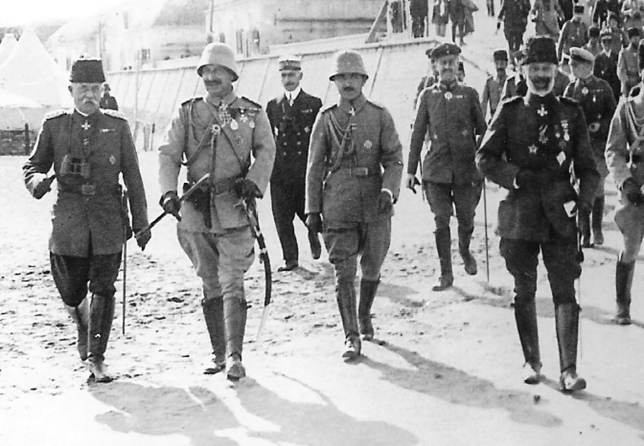 Император Вильгельм II (второй слева) и военный министр Энвер-паша (в центре) в Галлиполи в 1917 году.
