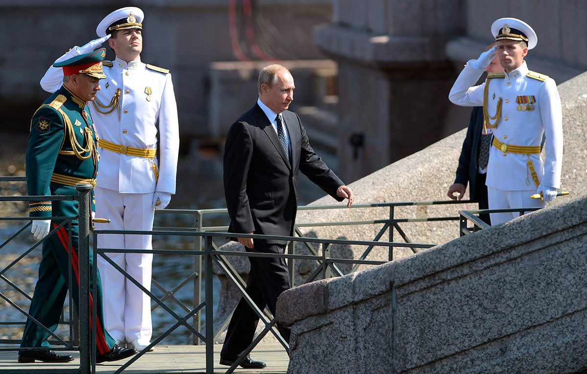 Il presidente russo Vladimir Putin durante una parata della Marina militare