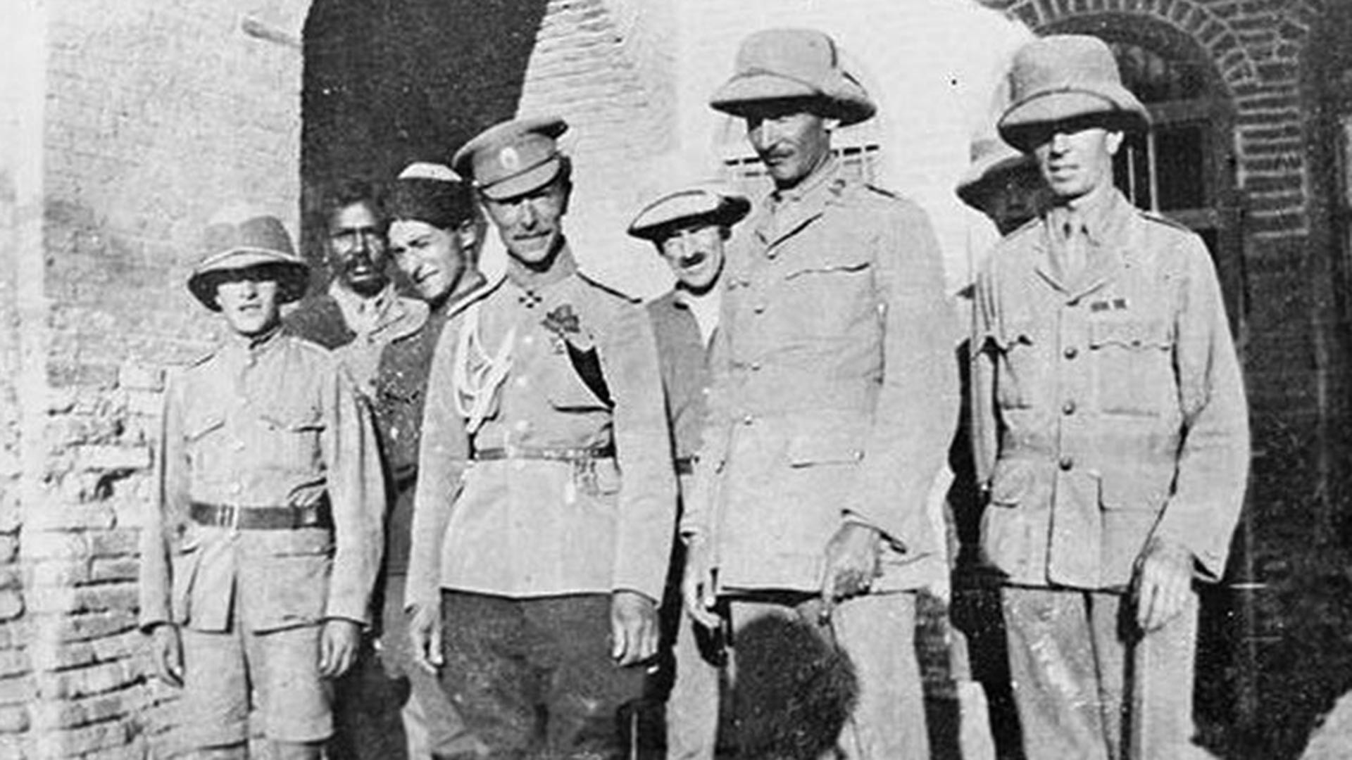 Russian and British officers in Mesopotamia, 1916.