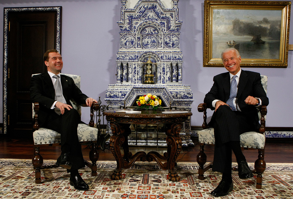 Wakil Presiden Amerika Serikat Joe Biden (kanan) saat  bertemu Presiden Rusia Dmitry Medvedev di Kediaman Kepresidenan Gorky di luar Moskow, Rusia, Rabu 9 Maret 2011.
