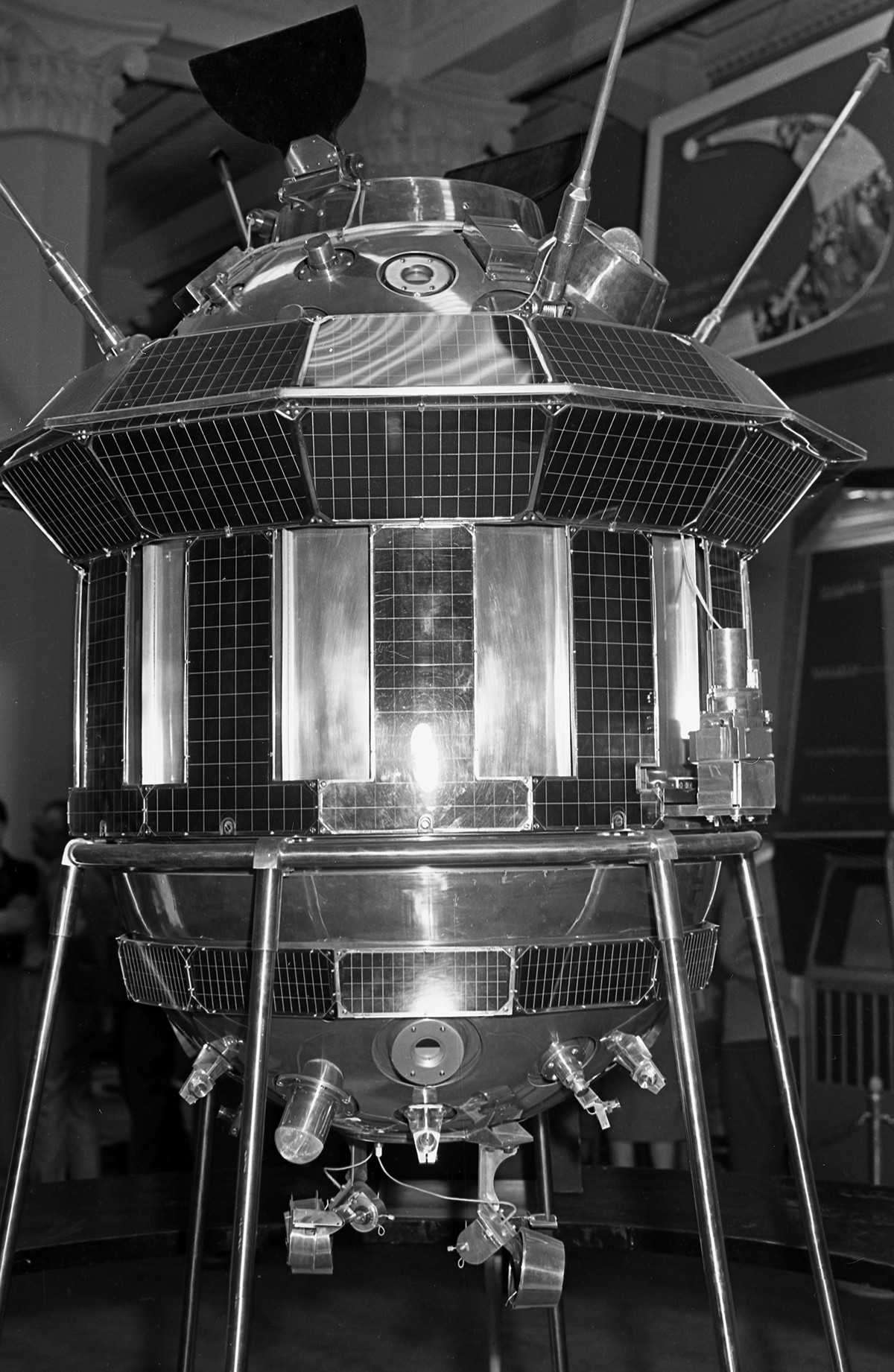 Un prototipo de la estación interplanetaria automática soviética Luna-3.

