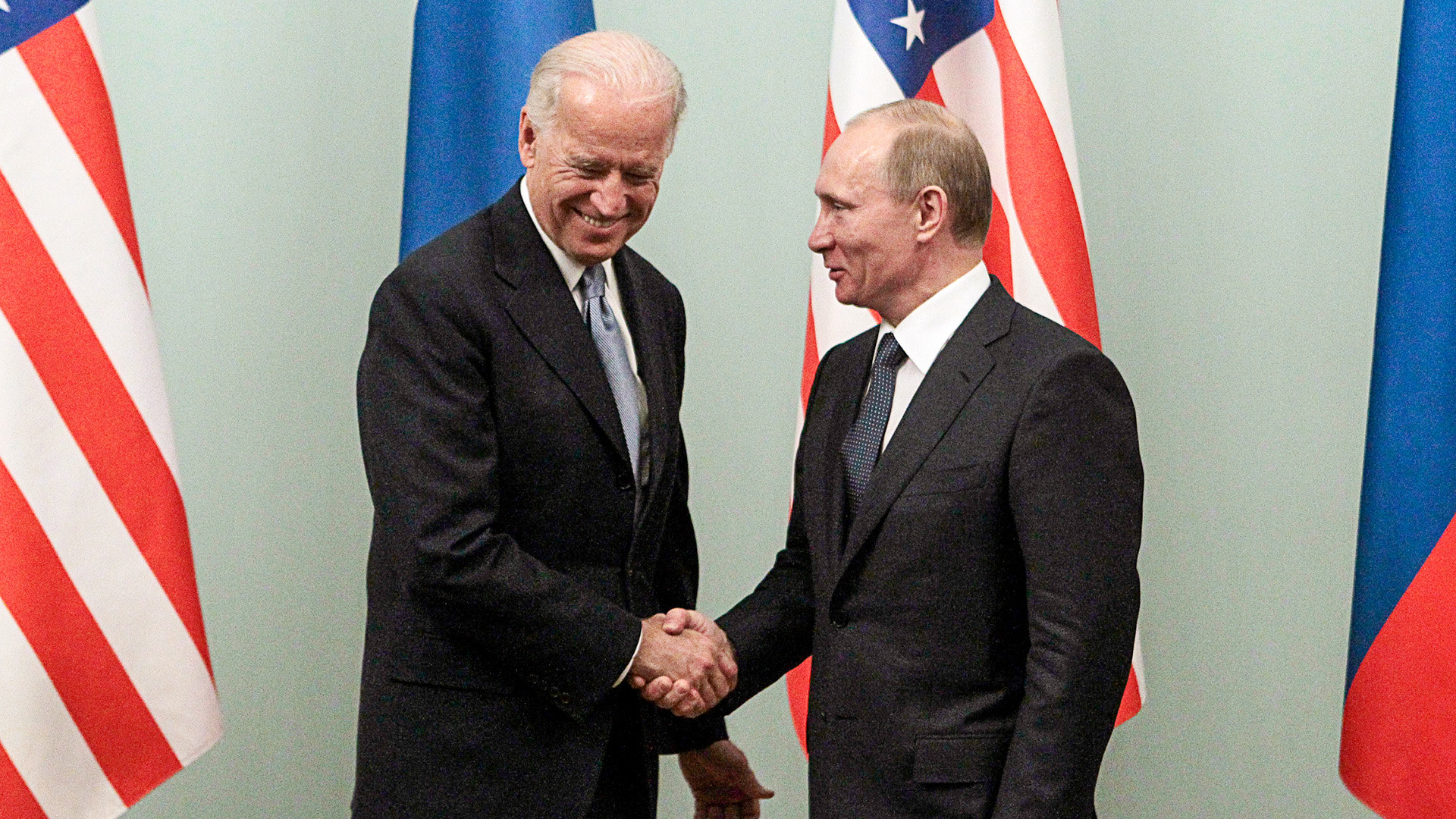 Biden et Poutine, alors premier ministre de Russie, le 10 mars 2011 à Moscou