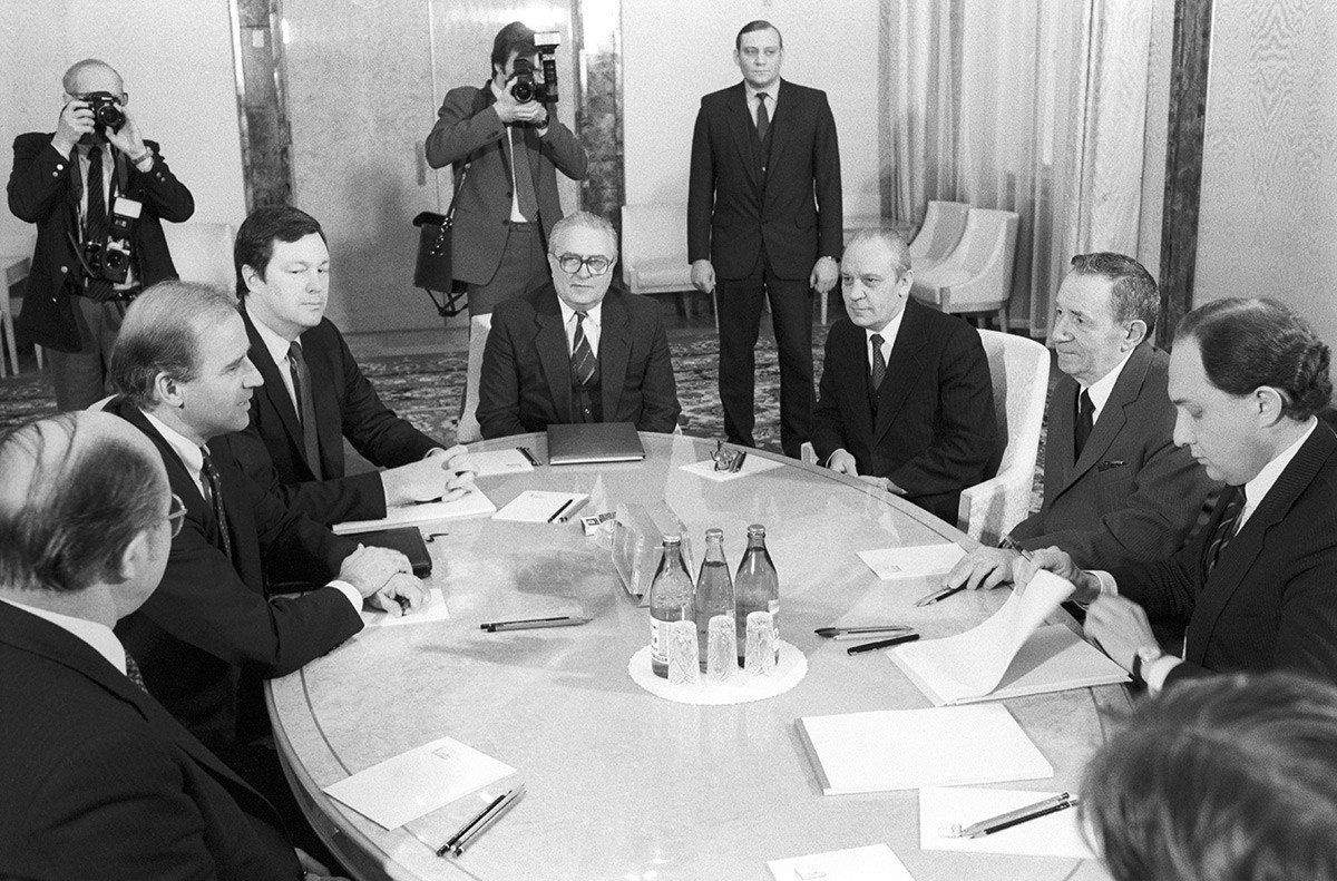 Senador norte-americano Joe Biden (segundo da esq.), com o membro do Comitê de Negócios Estrangeiros do Senado e presidente do Presidium do Soviete Supremo da URSS Andrei Gromiko (segundo da dir.), durante negociações no Kremlin