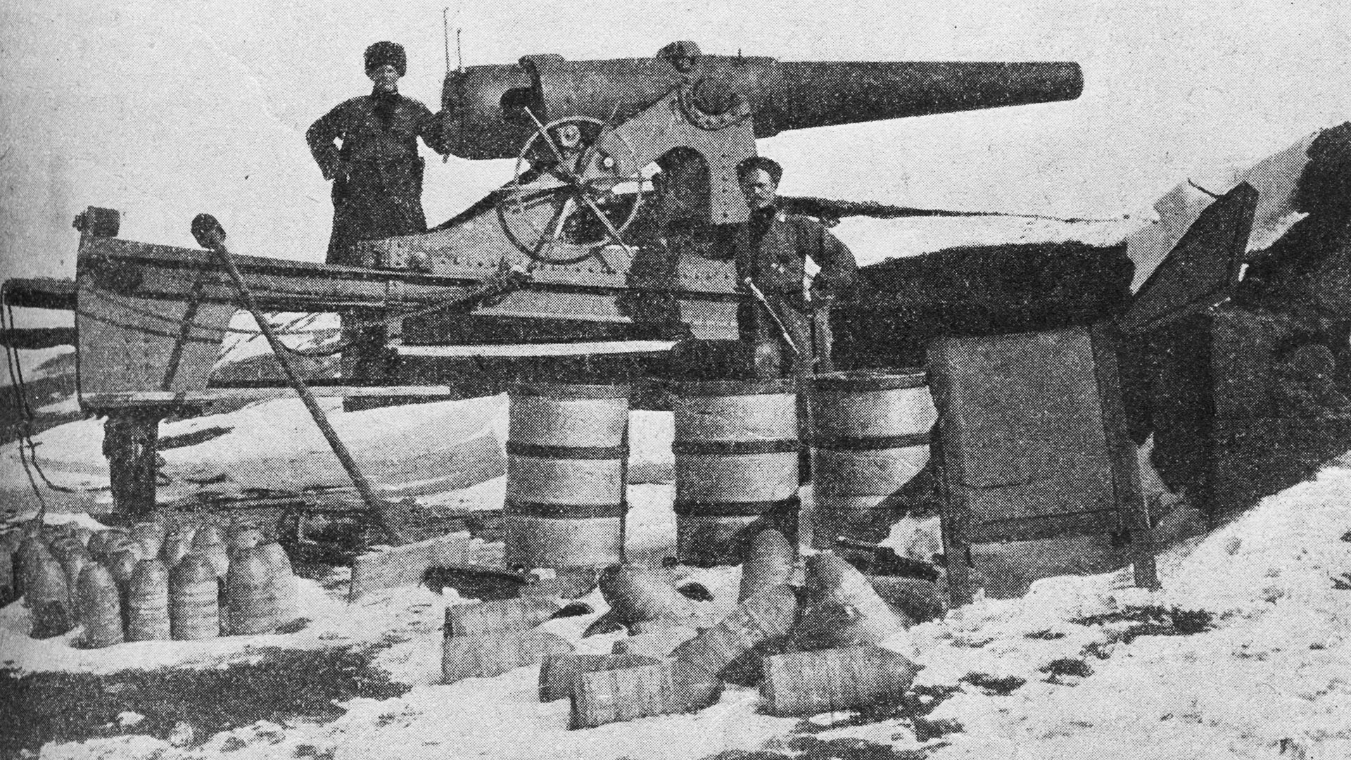 The Turkish artillery gun, captured by Russians in Erzurum.