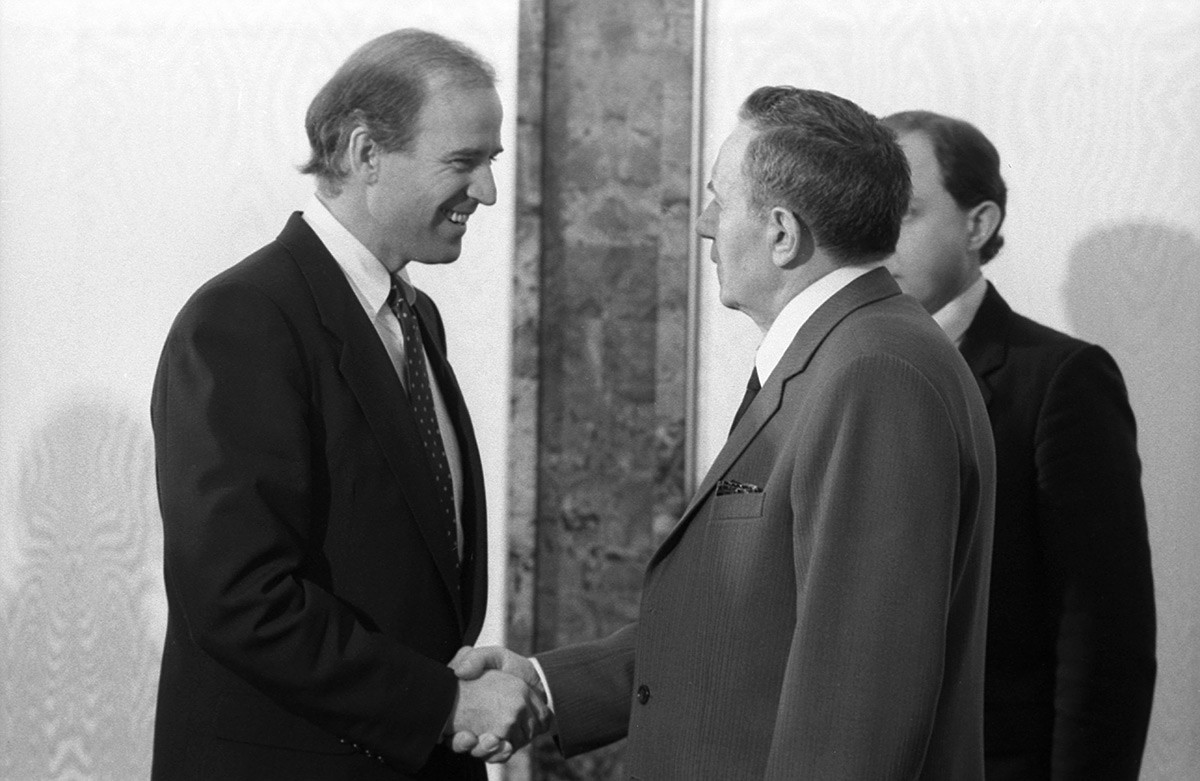 Joe Biden le da la mano a Andréi Gromiko.
