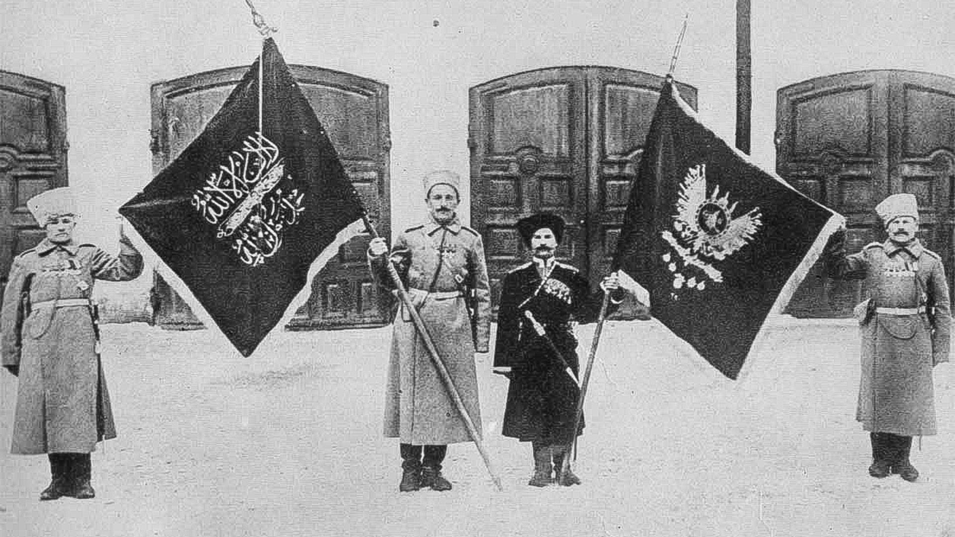 Russi con le bandiere turche come trofeo