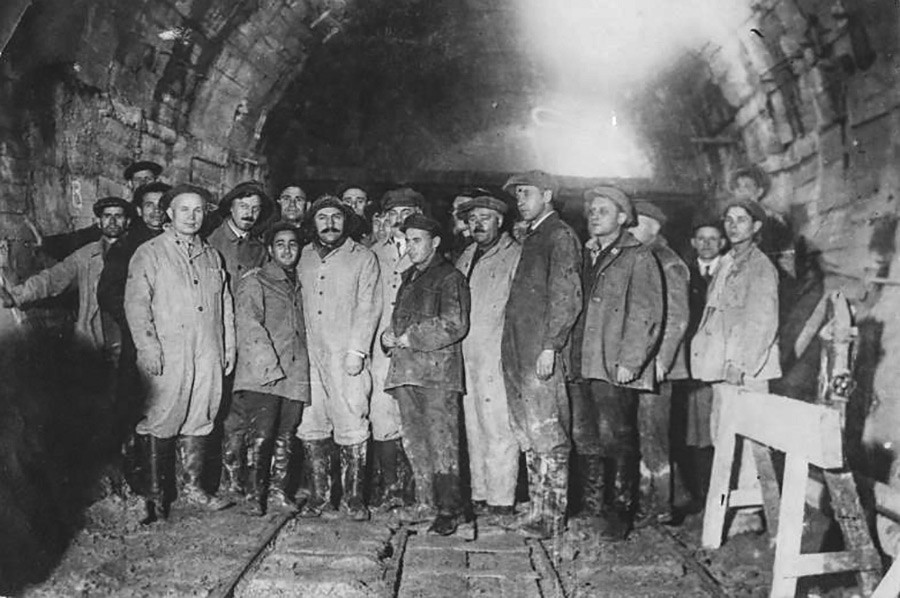 Lazar Kaganovitch (centro, de bigode) e Nikita Khruschov durante a construção do metrô de Moscou, anos 1930

