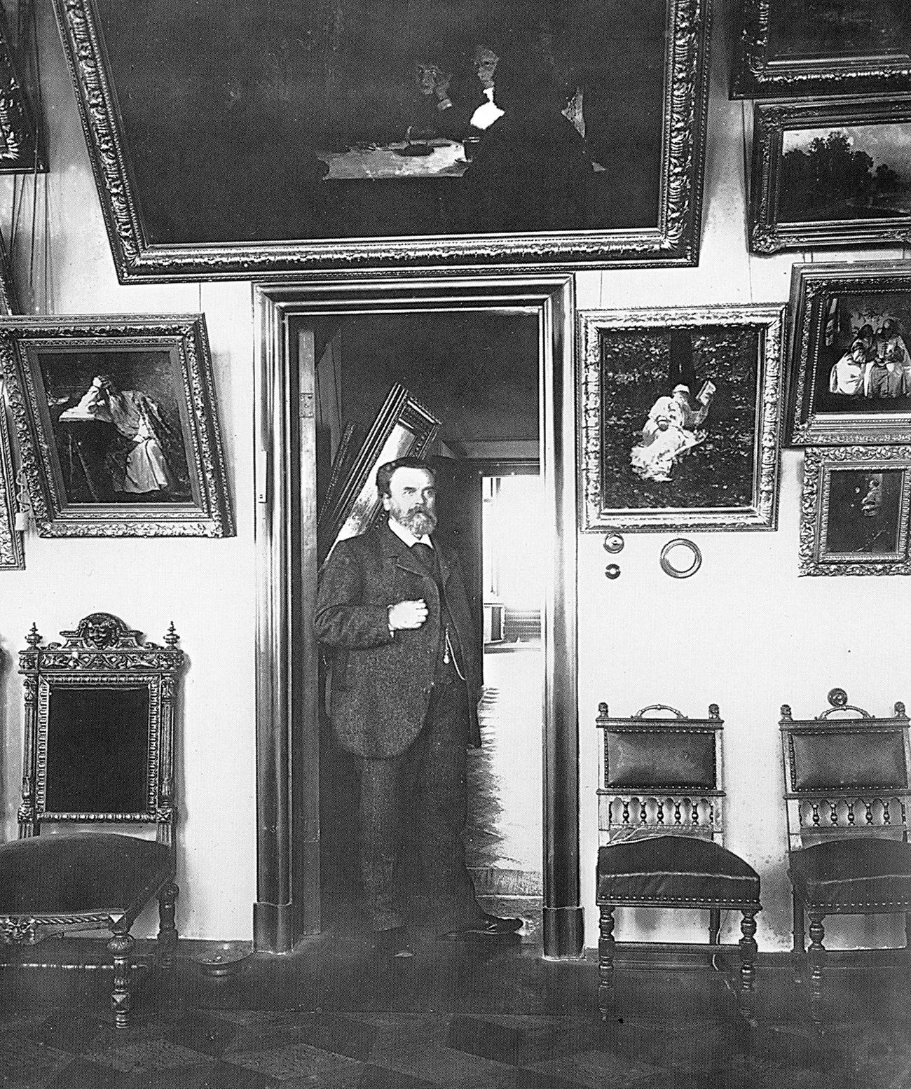 Ivan Tsvetkov nella sua galleria