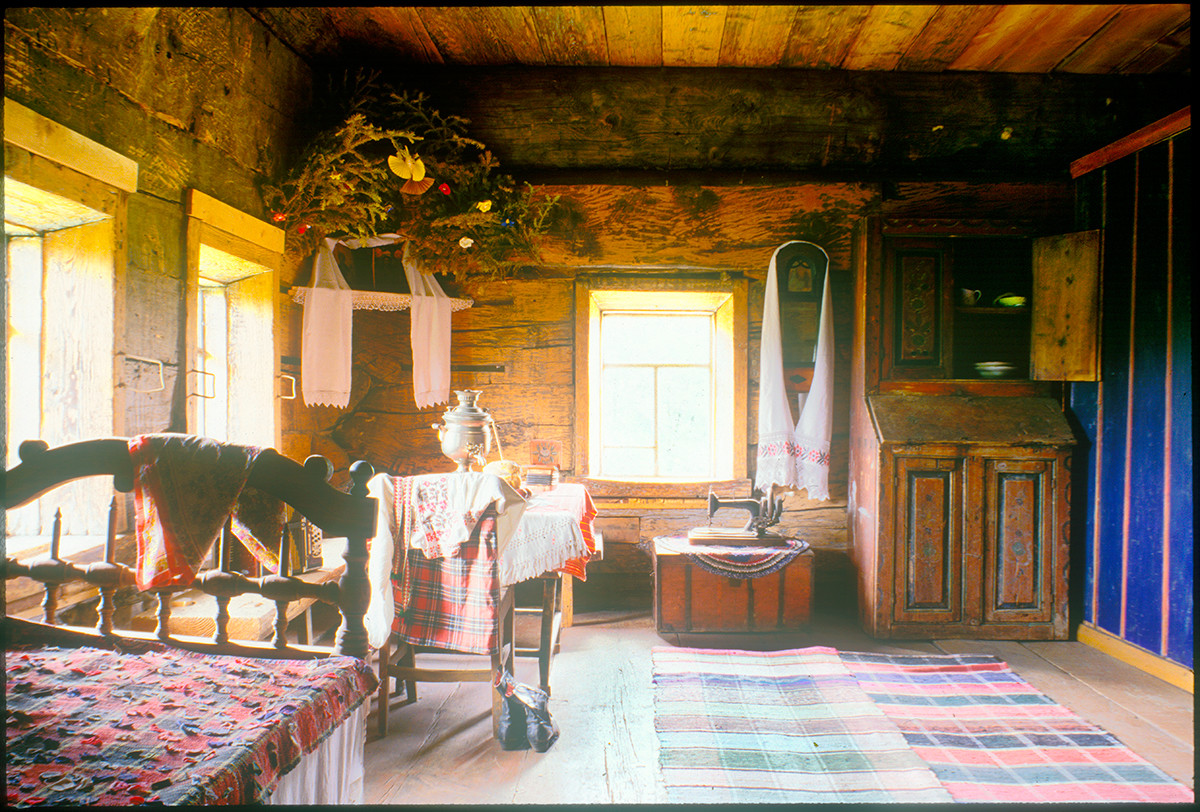 Maison en rondins construite par Ivan Igochev dans le village de Gribani. Intérieur, pièce principale