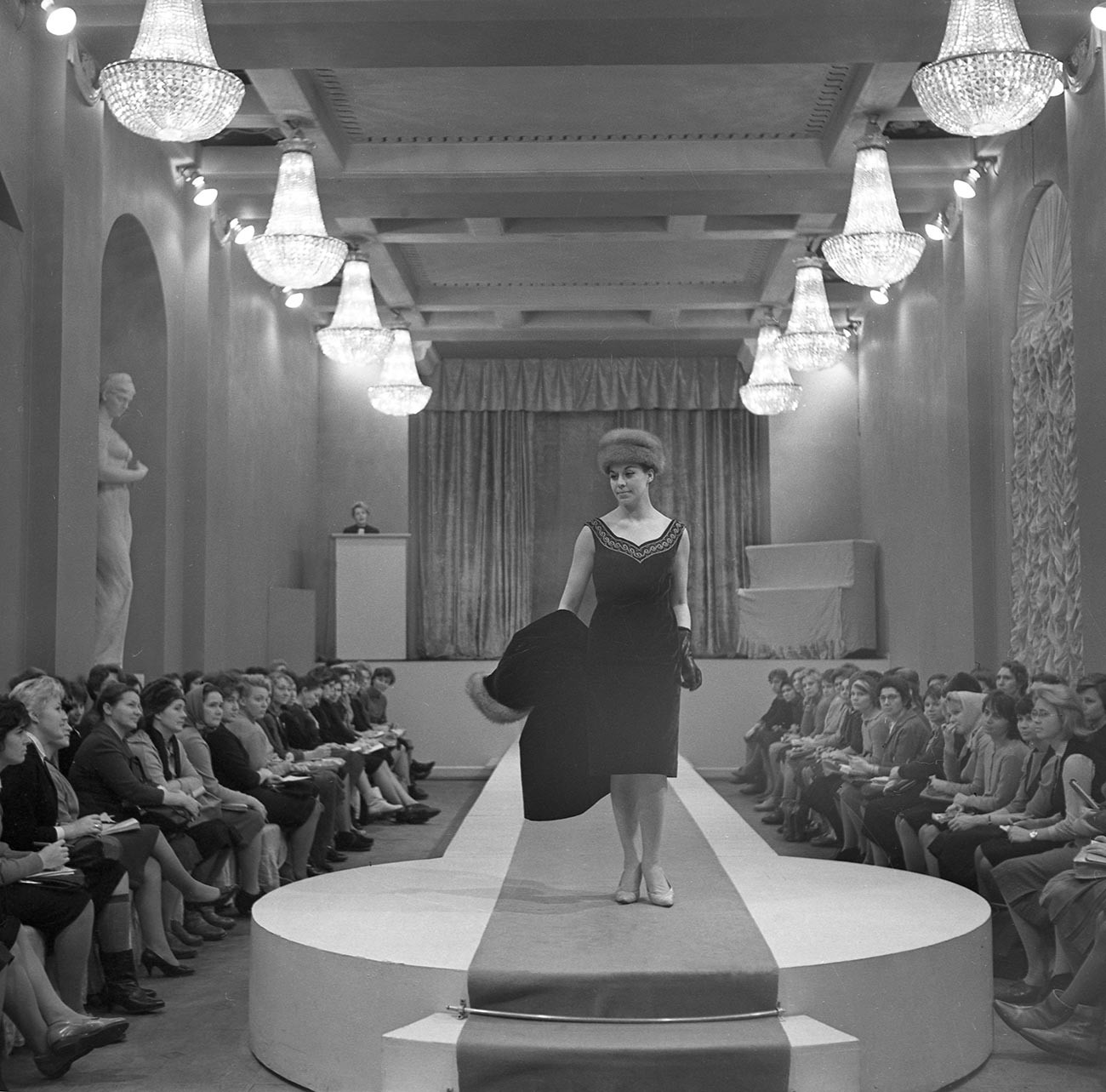 Präsentation der neuen Frühjahrskollektion bei dem Leningrader Modehaus (LDMO), 1965.