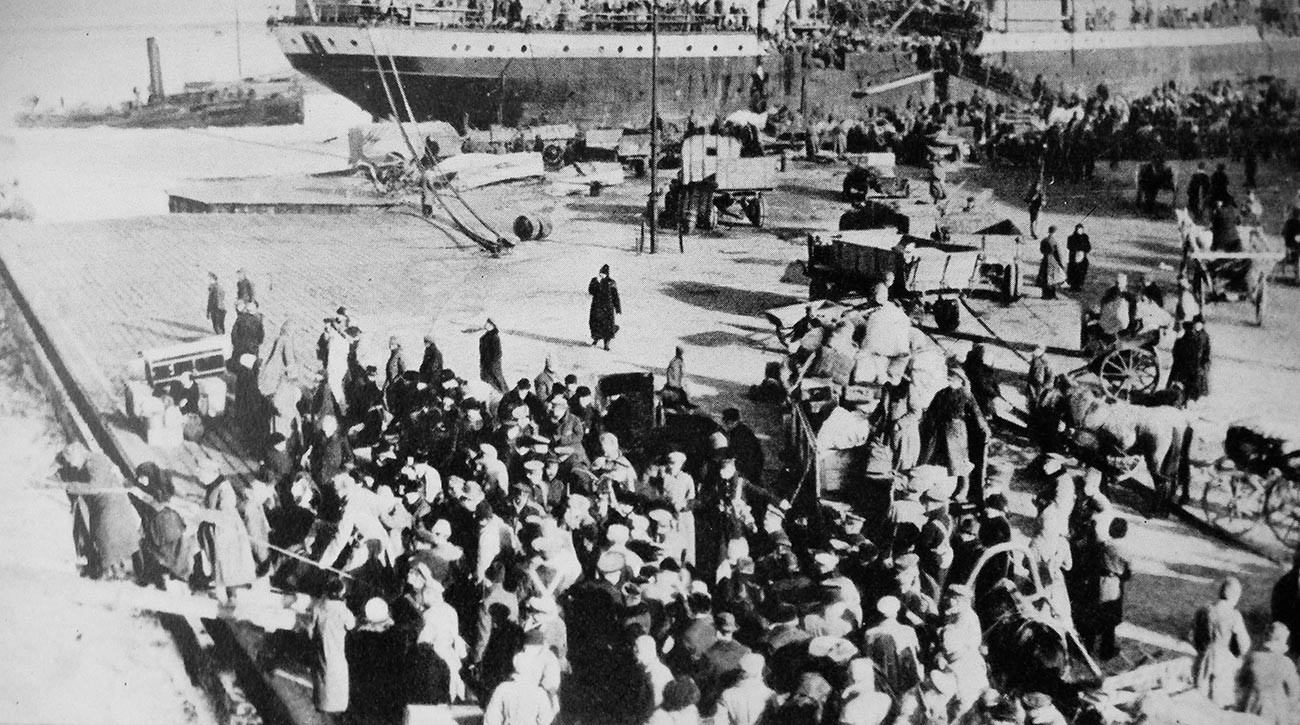 Scènes d'évacuation, avec en fond le navire britannique «Rio Negro»
