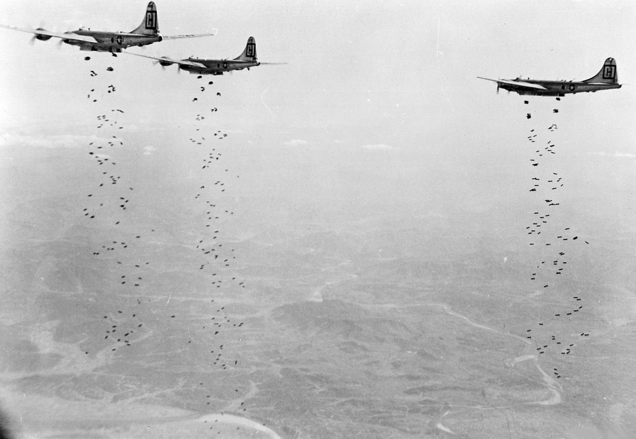 Bombardeiros B-29 atacando alvos na Coreia, 1951