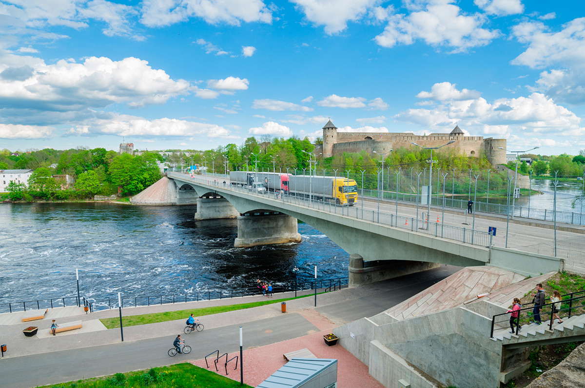 Dique do rio Narva e vista da Fortaleza de Ivangorod e da fronteira entre a Rússia e a União Europeia